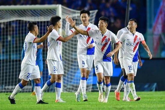他和狼堡的合同将在2025年夏天到期，目前德转身价估值1700万欧元。